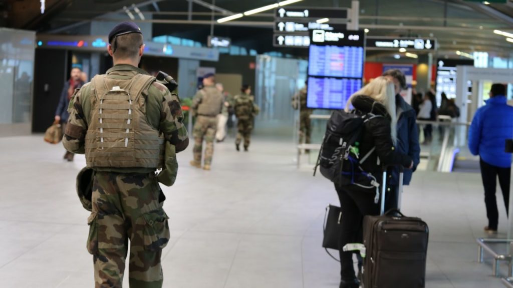 Militaire patrouillant dans un aéroport pour l'opération Sentinelle