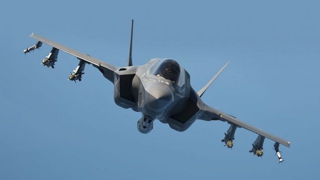 Chasseur F-35 vu en vol de face