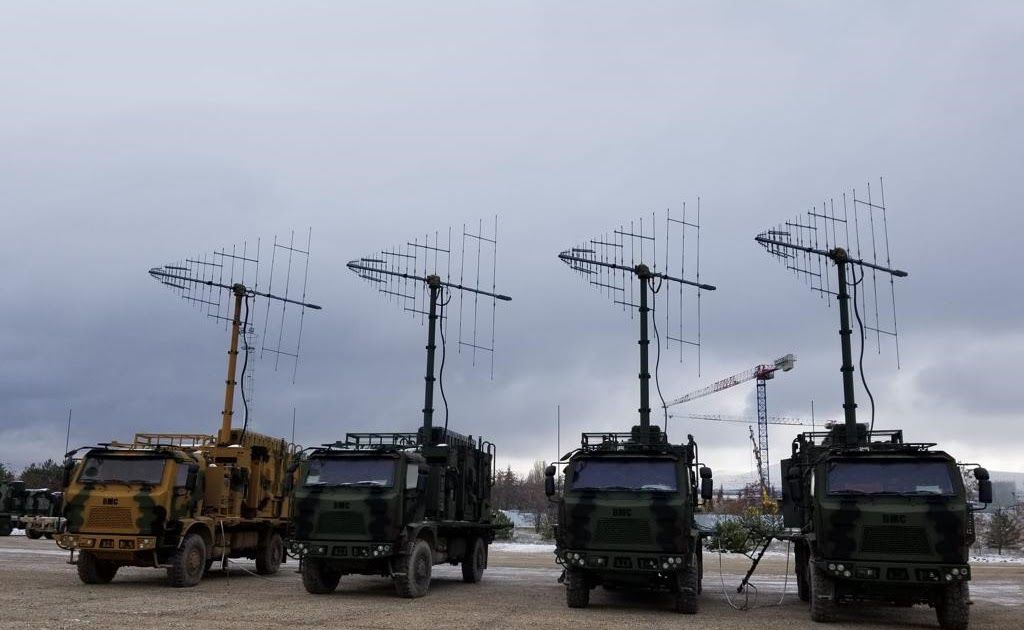 Camions de guerre électronique avec antennes sur le toit