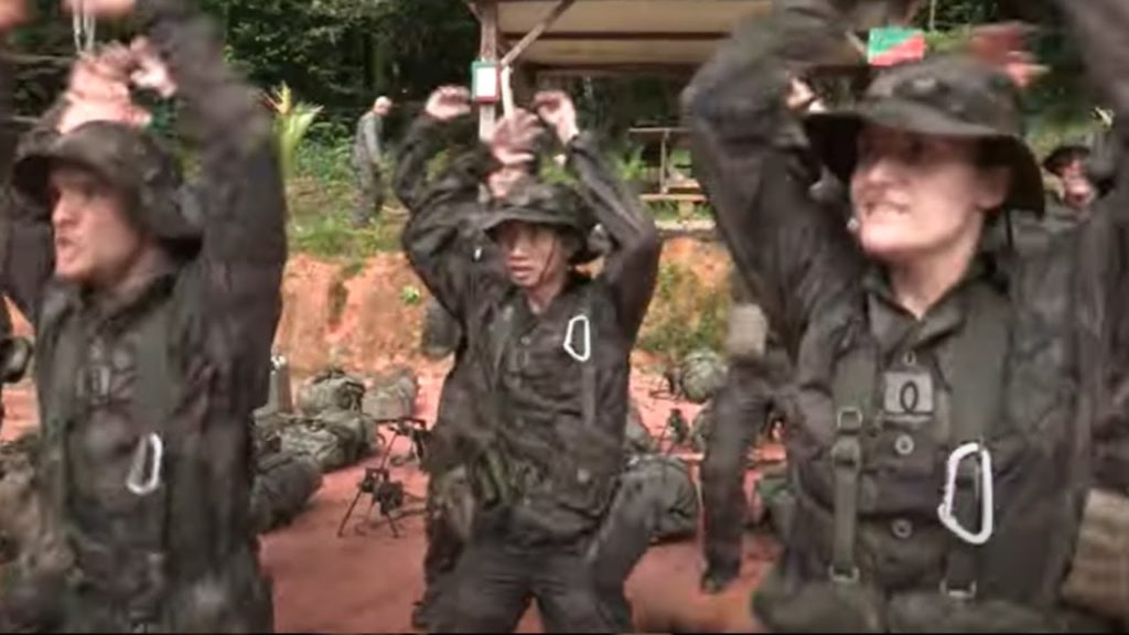Militaires de la Légion Etrangère en train de faire des jumping jack en punition