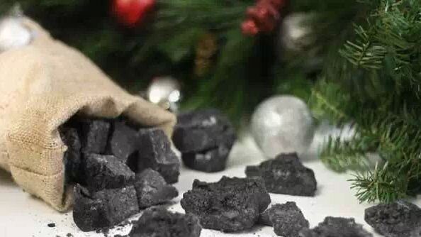 Morceau de charbon déposé devant un sapin