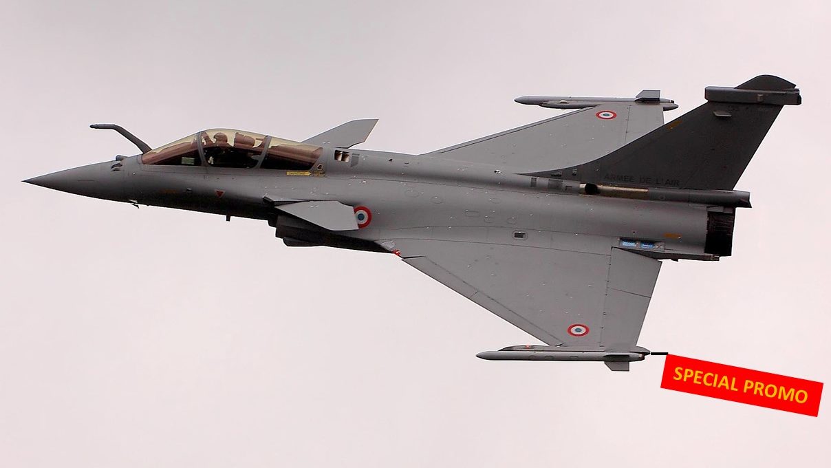 Avion de chasse Rafale volant avec une étiquette "SPECIAL PROMO" attaché au bout de l'aile