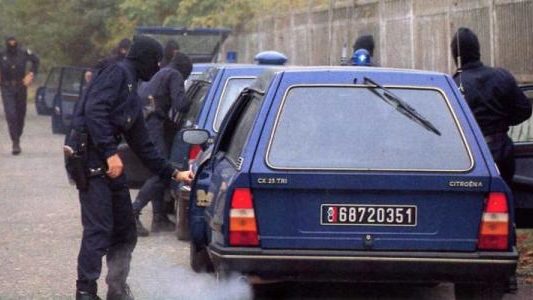 Gendarme du GIGN montant dans une CITROËN CX 25 TGI « GIGN » en 1991