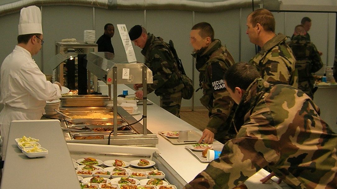 Militaires se servant à la cantine