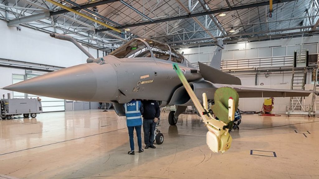 Monte-escalier installé sur un Rafale dans un hangar